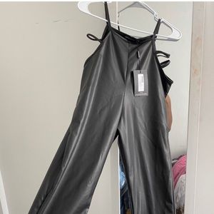 Cutout faux leather pants 🖤🖤